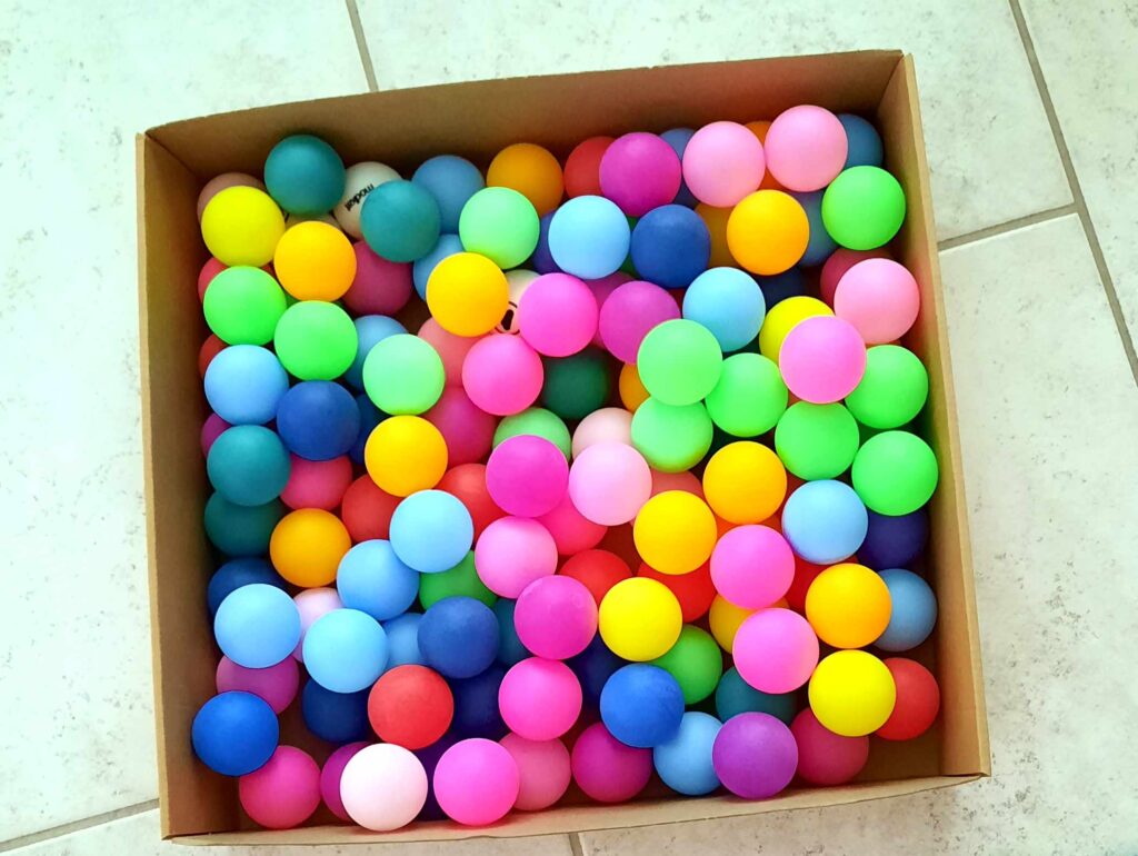 Wühlbox mit Ping-Pong-Bällen - ein einfach zu bastelndes Futterspielzeig