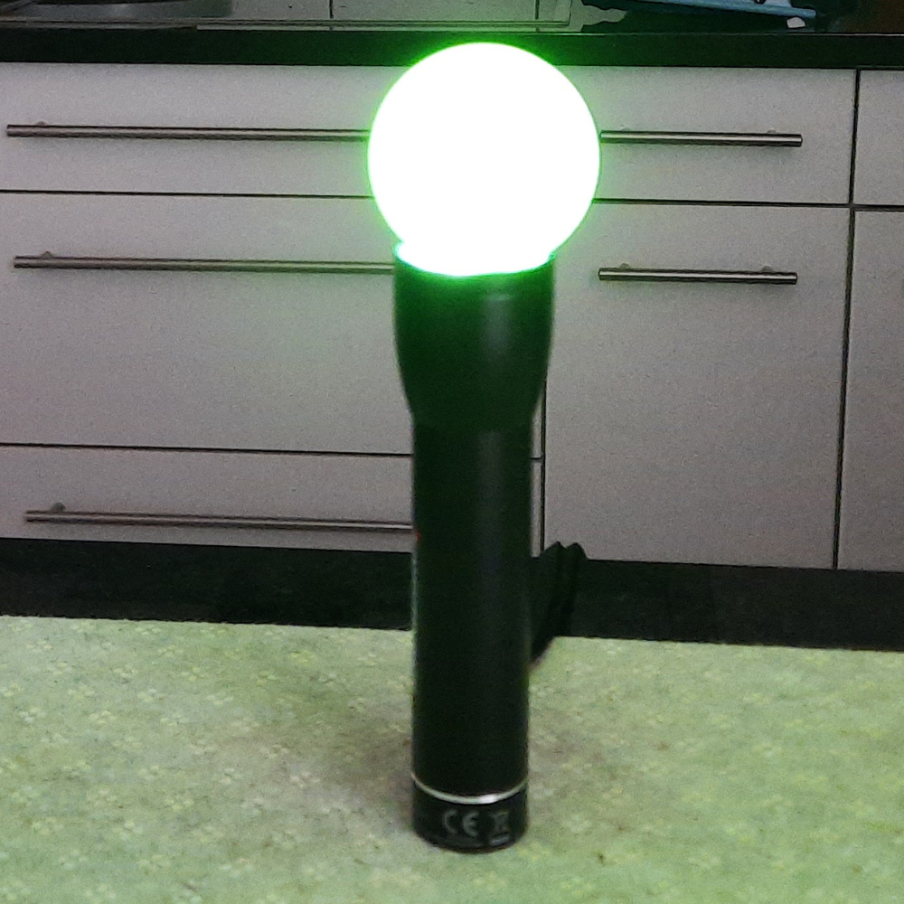 Taschenlampe mit Ping-Pong-Ball als Ersatz für einen Clicker